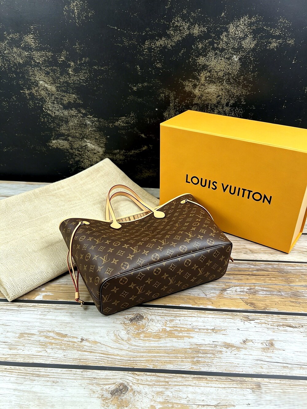 Louis Vuitton Monogram Neverfull GM Tote with Beige Lining - Picture 4 of 6